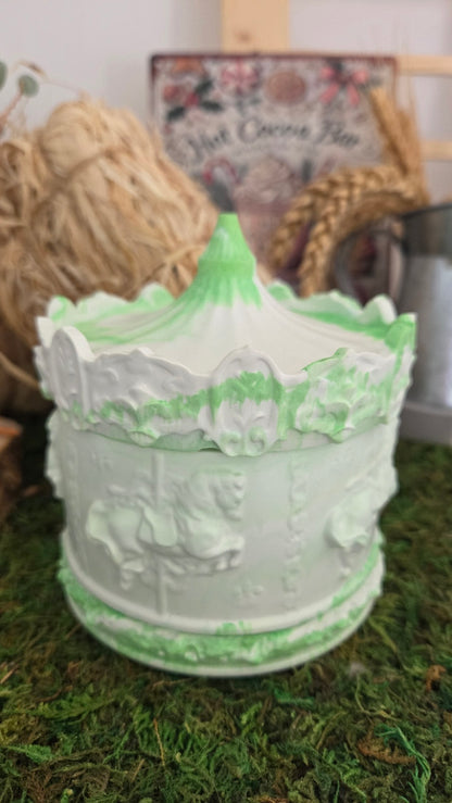 BOITE A BIJOUX MOTIF MANEGE RESINE ACRYLIQUE BLANC ET VERT