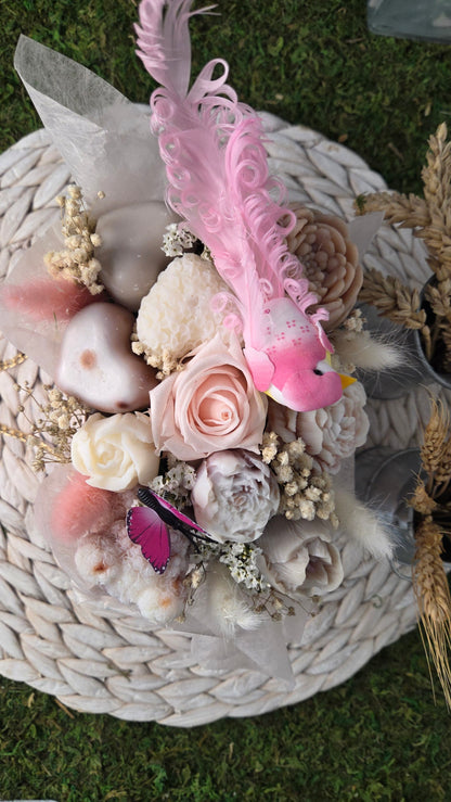 BOUQUET FONDANTS ROSE DES JARDINS AVEC UNE ROSE ETERNELLE.