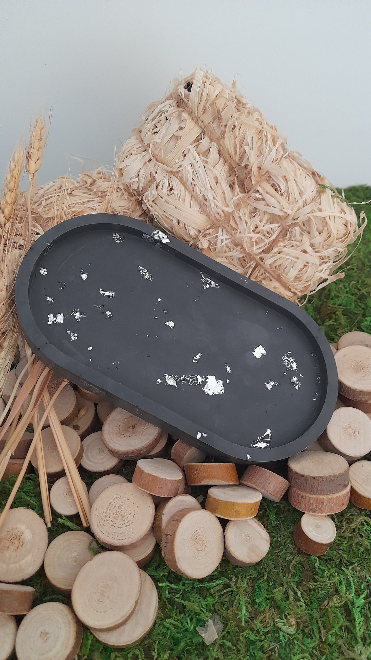 PLATEAU EN JESMONITE NOIR FEUILLE COULEUR ARGENT