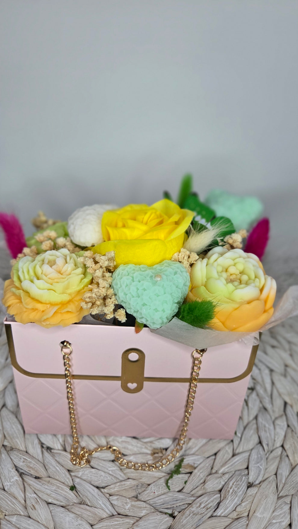 BOUQUET FONDANTS JARDIN DE PRINTEMPS AVEC UNE ROSE ARTIFICIELLE