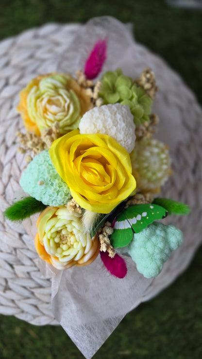 BOUQUET FONDANTS JARDIN DE PRINTEMPS AVEC UNE ROSE ARTIFICIELLE